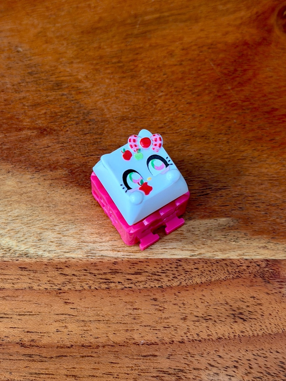 Clickeez Series 1 Hello Kitty and Friends Fruity Picnic APPLEKITTY!!